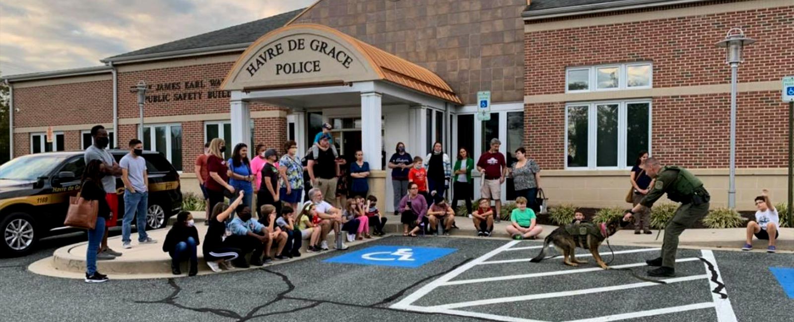 k9 demostration with kids in front of police department building